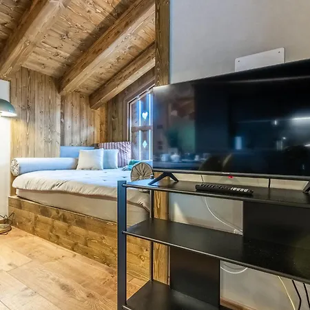 Semesterbostad Hellochalet Petit Reins - Alpine Lodge Close To Ski Return Valtournenche